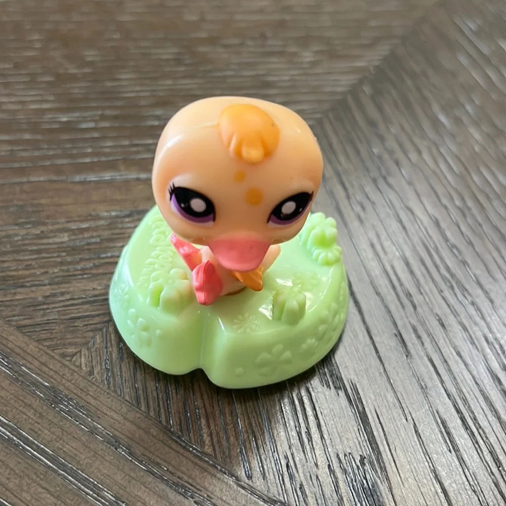 Hasbro made for McDonald’s happy meal figures of LITTLEST PET SHOP BUNDLE OF 3